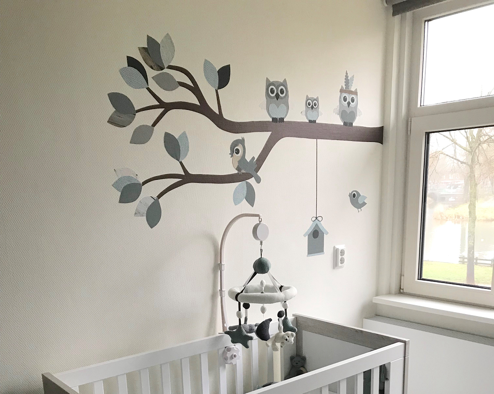 Oudgroene kinderkamer met uilentak behangsticker